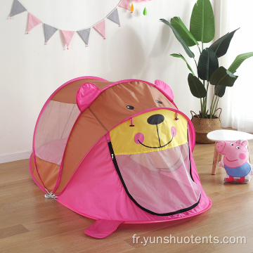 Les enfants colorés se plient utilisent la tente de divertissement de jouet